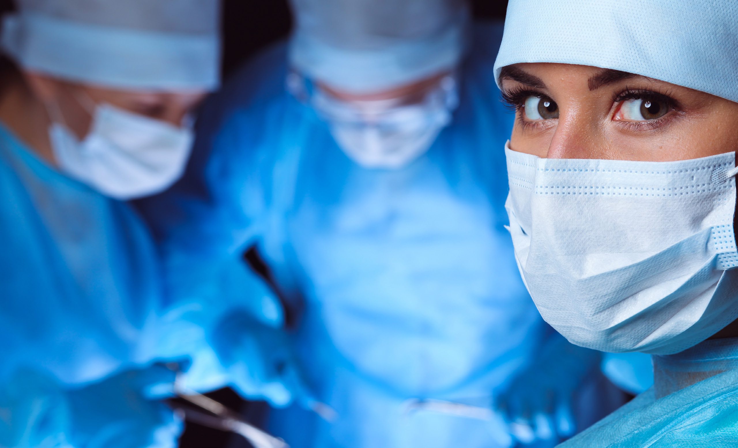 Surgeon wearing a face mask